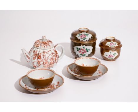 Two Chinese Batavian ware covered bowls, two cups and saucers, and a Japanese Imari teapot, 18th C.  L.: 14,5 cm - H.: 10 cm 