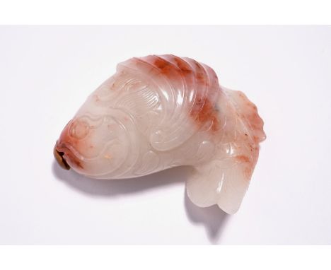 A Chinese carved red and white jade snuff bottle in the shape of a carp, 19th C.  L.: 5,5 cm - W.: 4,5 cm - H.: 1,5 cm  Condi