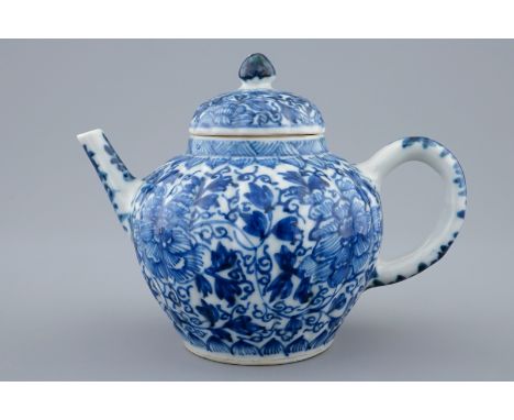 A Chinese blue and white teapot and cover, Kangxi  H.: 10,5 cm  Condition reports and high resolution pictures are available 