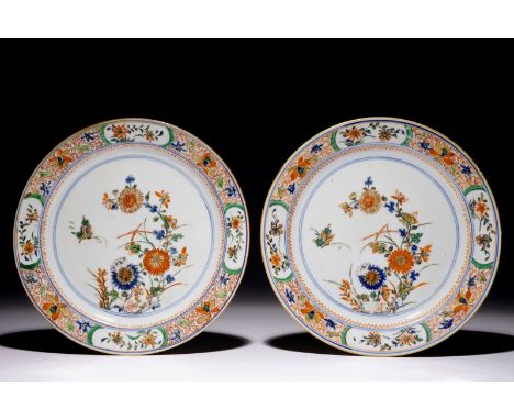 A pair of Chinese verte-imari floral plates, Kangxi  Dia.: 22 cm  Condition reports and high resolution pictures are availabl