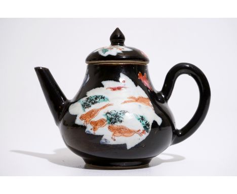 A Chinese black ground famille rose teapot and cover with geese, Yongzheng/Qianlong  L.: 14,5 cm - H.: 11 cm  Condition repor