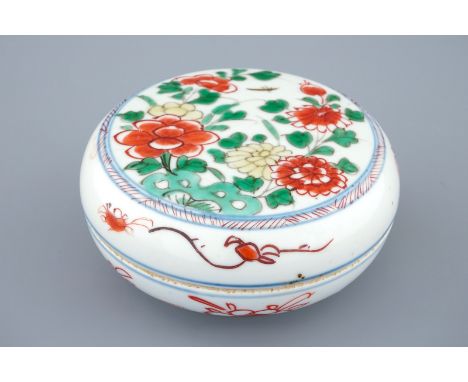 A round Chinese famille verte box with cover, Kangxi  Dia.: 10,5 cm - H.: 4,5 cm  Condition reports and high resolution pictu