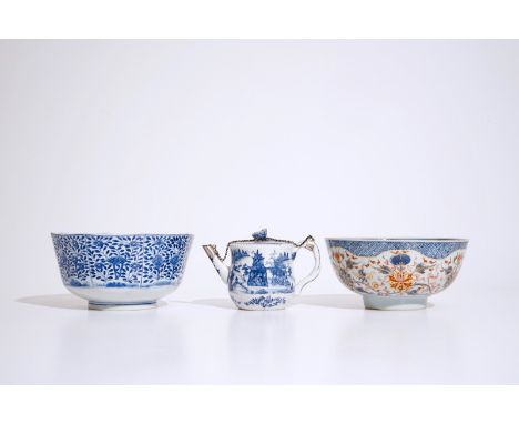 A Chinese blue and white octagonal bowl and teapot and an Imari-style bowl, 18/19th C.  Dim.: Dia.: 22 cm - H.: 11,5 cm (the 
