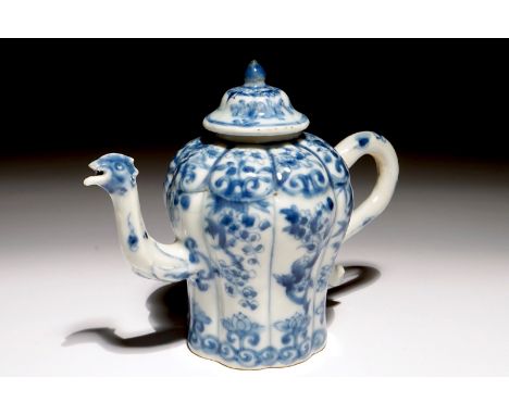 A Chinese blue and white "phoenix" teapot, Kangxi  Dim.: 8,5 x 16 - H.: 12,5 cm  Condition reports and high resolution pictur