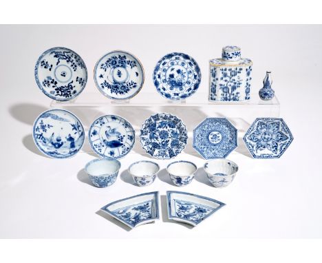 A varied lot of Chinese blue and white porcelain, Kangxi/Qianlong  H.: 11,5 cm (the teacaddy) Dia.: 11 cm (the barbed rim sau