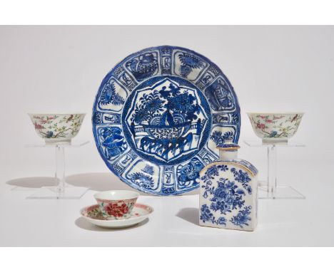 A varied selection of Chinese blue and white and famille rose wares, Wanli, Kangxi and later  Dia.: 11 cm - H.: 6 cm (the fam