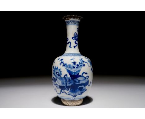 A Chinese blue and white silver-mounted vase, Kangxi  H.: 16 cm  Condition reports and high resolution pictures are available