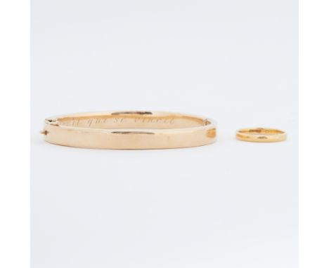 A yellow gold bangle engraved on the inside 'Vincit qui se vincit', push in clasp &amp; figure of eight safety catch, inside 