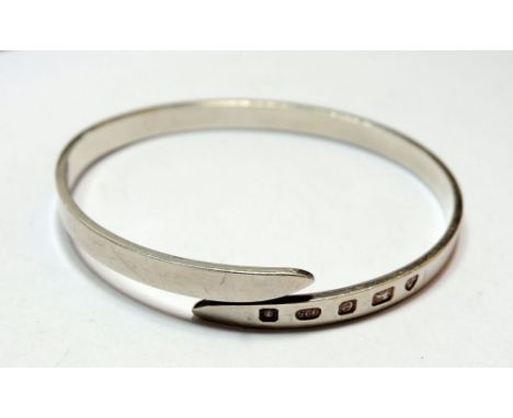 A silver bangle, 24g, London 1960 