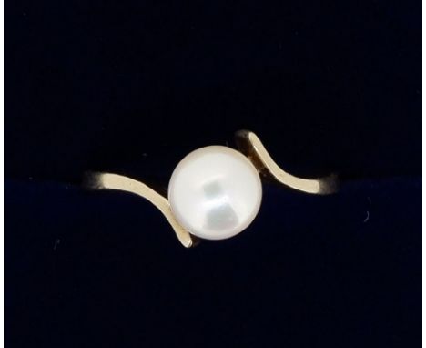 A 9 carat gold pearl crossover set ring, size K 
