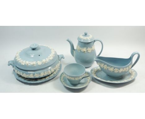 A Wedgwood Queens ware dinner service comprising 4 dinner plates plus 7 frilled edge dinner plates, 6 side plates, 8 soups &a