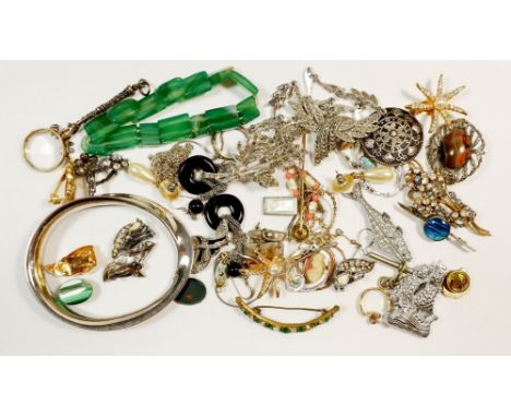 A box of assorted vintage jewellery 