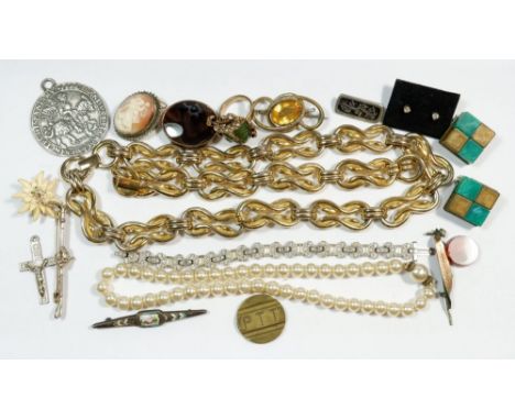 A box of vintage jewllery 