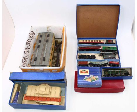 Collection of Hornby Dublo model trains to include EDG17 Train set, No.5005 Engine Shed, EDL11 Locomotive, various track, rol