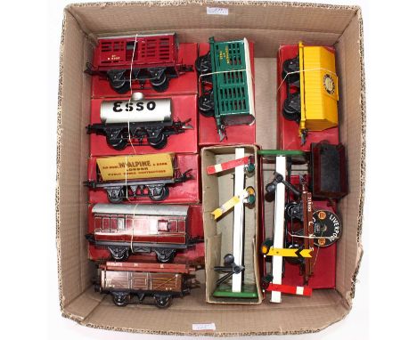 Tray of Hornby mainly post-war items: Wagons – two milk wagons, one BR maroon, other BR(S) Southern green; Esso silver tank; 