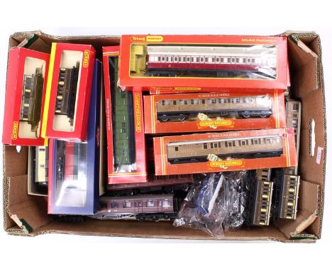 Thirty four assorted coaches, mostly unboxed, various makes: 5 Airfix GWR ‘Cornish Riviera’; 3 Hornby Southern green’; 10 GWR