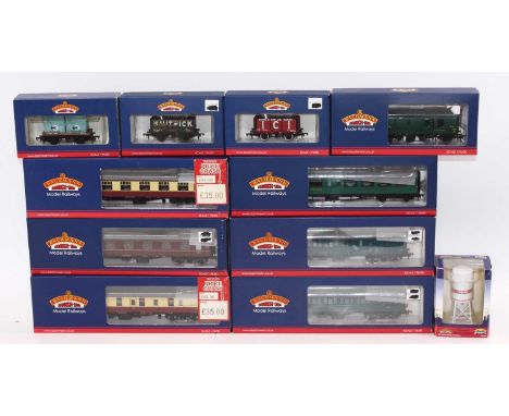 Tray of 7 Bachmann Branch-line coaches with a 38-526 Mk1 horsebox SR green; 34-725 Bullied br/3rd green; 34-632 Mk1 suburban 