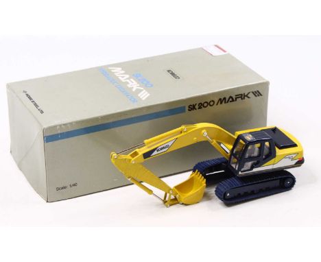 A Kobelco 1/40 scale diecast model of a SK200 Hydraulic Excavator Mk3 in yellow and dark blue body with livery to the sides (