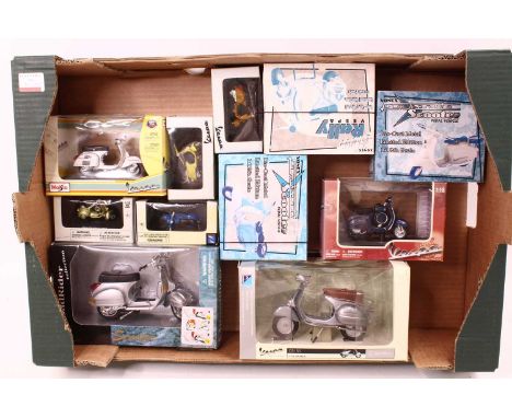 One tray of various mixed scale Vespa and motorcycle related diecast miniatures to include an Auto Art Vespa 1/12 scale GS150