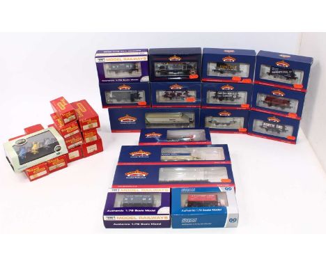 Twenty six goods wagons, a wide variety, all boxed: 13 x Bachmann Branch-line (NM-M) (BE-NM-M); 3 Dapol (two are NYMR special