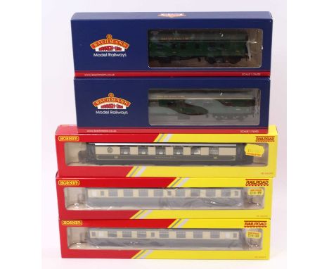 Five coaches: Hornby – R4312 Pullman Parlour car ‘Rosemary’ brown &amp; cream; R4354 BR Mk1 2nd class brown &amp; cream; R435