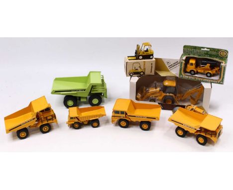 Tray containing boxed/loose and playworn construction related modern issue metal diecast to include; Boxed ERTL 1/32 John Dee