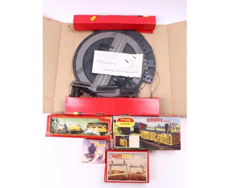 Small collection of boxed Hornby &amp; Triang items: R410 Operating Turntable with instructions; R573 Colour Light Signal Gan