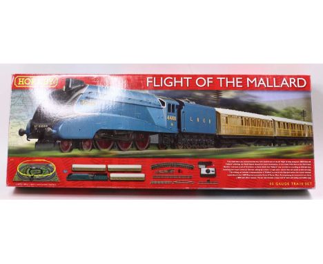 R1171 Hornby ‘Flight of the Mallard’ passenger train set comprising 4-6-2 loco &amp; tender, LNER blue No.4468 ‘Mallard’  fro