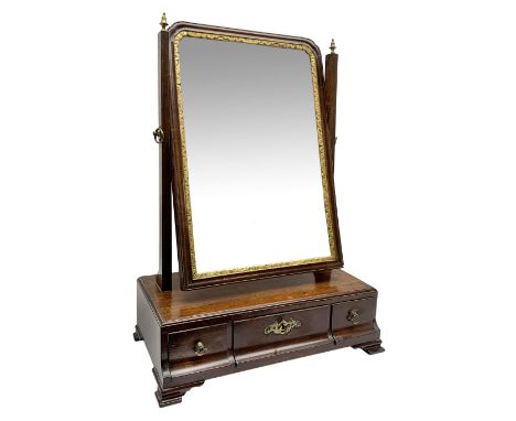 Georgian mahogany swing toilet mirror, the rectangular plate with gilt slip and moulded frame, supported on tapering horns wi