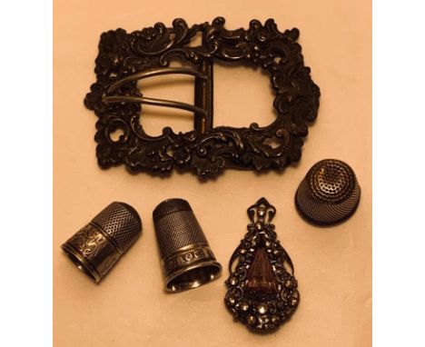 BROOCH MARKED 75 SET WITH AMETHYST AND MARCASITE; SHOE BUCKLE (MARK RUBBED); TWO ANTIQUE THIMBLES, ONE WITH HALLMARK; BRASS T