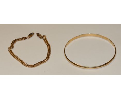 A 9ct gold curb bracelet, a 9ct gold bangle 13.7g