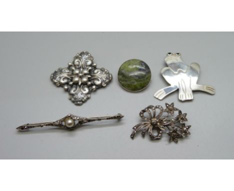 Four silver brooches, one marked Candida, and a silver mounted green stone brooch, total weight 41g 