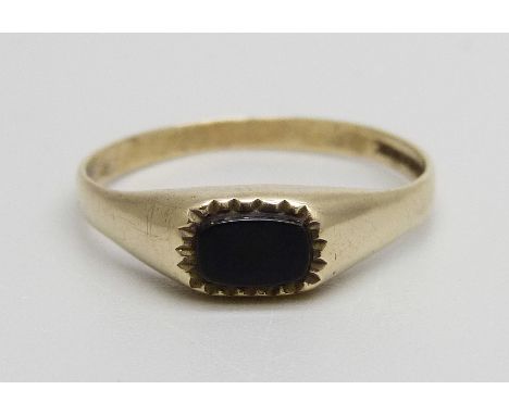 A 9ct gold and onyx signet ring, 1.5g, Q 