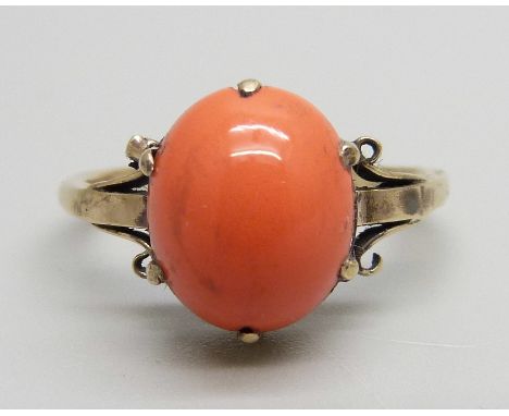 A 9ct gold and cabochon ring, 3.1g, P 