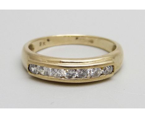 A 9ct gold and seven stone ring, 2.3g, N 