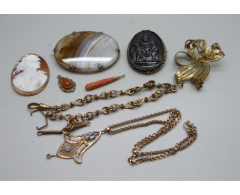 A large agate brooch, an Arts and Crafts pendant on a plated chain, a silver mounted cameo brooch, an unmounted cameo, etc., 