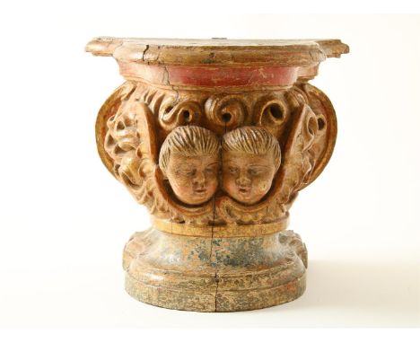 Gestoken houten polychroom beschilderde console gedecoreerd met engelen, vermoedelijk Italië, 18e eeuw., 25 x 28 x 22 cm.