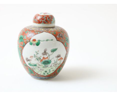 Porseleinen theebus Famille Verte gedecoreerd met bloeiende heesters in cartouches, gemerkt Kangxi 4 karaktermerk, China 19e 