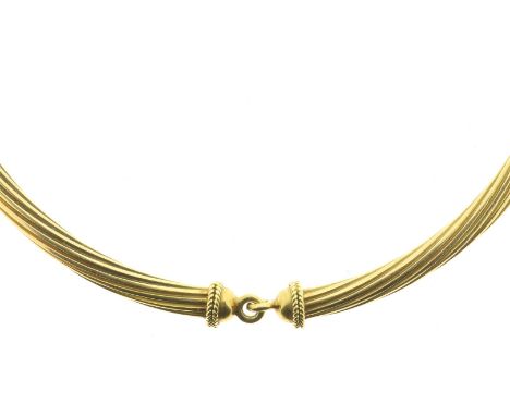 Geelgouden choker aan baksluiting, gehalte 750/000, lengte 36 cm., bruto gewicht 43 gram.€ 1.800 - € 2.200