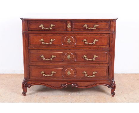 Mahoniehouten Luikse commode, onder witmarmeren blad 5 laden met bronzen beslag, België circa 1850, 85 x 100 x 57 cm.
