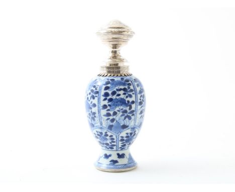 Blauw-wit porseleinen theebus, met decor van bloeiende heesters in vakken, gemerkt met Artemisia-blad, merk en periode Kangxi