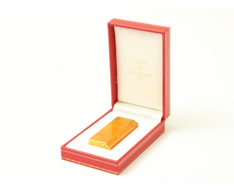 Een Must de Cartier Briquet Lighter met oranje Laque, in originele doos met certificaat.