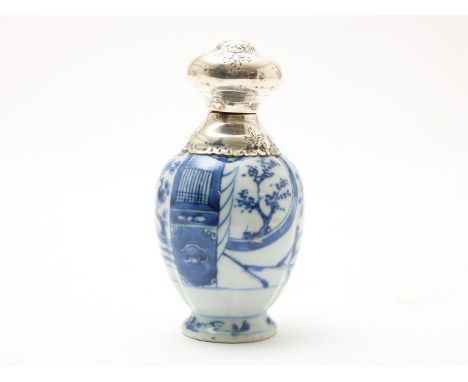 Porseleinen gelobde theebus met decor van bloeiende heester op een terras, China, Kangxi(1662-1722), onder zilveren deksel, H