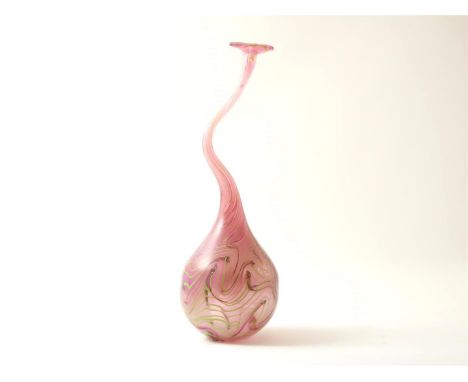 Gesatineerde glazen roze designvaas met zwanenhals, ontwerp Ulrica Hydman-Vallien voor Kosta Boda, gemerkt op onderzijde, hoo
