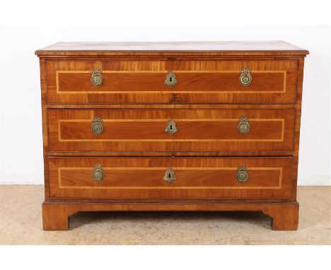 Notenhouten Louis XVI commode met 3 met&nbsp;bandintarsia ingelegde laden en blad, beslag met strikmotieven en slotplaat gefl