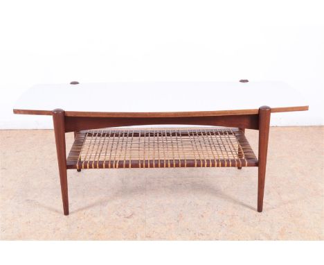 Teakhouten vintage salontafel met webbing etage en dubbelzijdig blad met formica en teakhout, ontwerp Louis van Teeffelen, 60