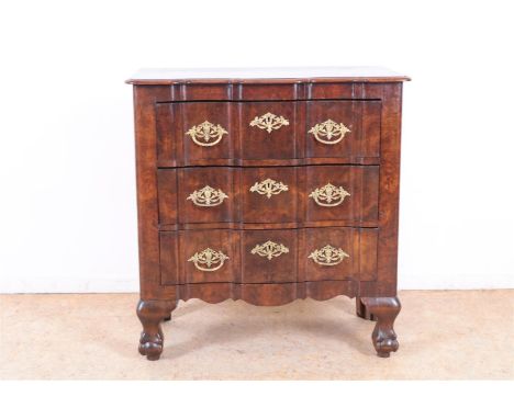 Notenhouten commode, met 3 orgelgebogen laden en bronzen beslag, op bolklauwpoten, circa 1840, 88 x 84 x 43 cm.