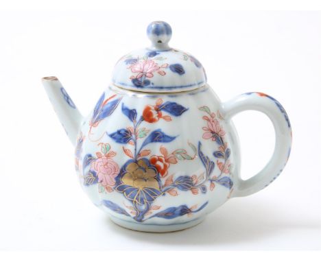 Porseleinen theepotje, Rose Imari gedecoreerd met bloeiende heesters, China, Kangxi (1662-1722), hoogte 13 cm.€ 250 - € 350