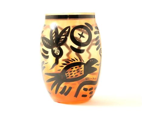 Oranje glazen designvaas, model Caramba, ontwerp Ulrica Hydman-Vallien voor Kosta Boda, gesigneerd en genummerd, hoogte 34 cm