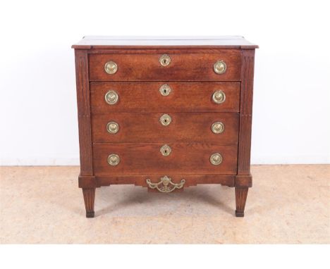 Eikenhouten Louis XVI commode met 4 laden en koperen beslag geflankeerd door gecanneleerde zuilen, Holland circa 1770, 89 x 8